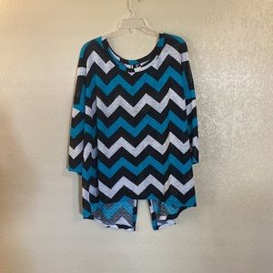 brand reads ❤️❤️❤️ size 3x. Hi/low button split open back black/white/turquoise